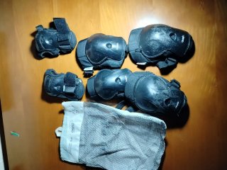 Patines en línea + coderas, rodilleras, casco