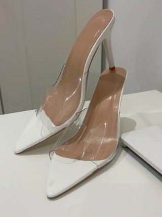 Zapatos de tacón blancos con transparente