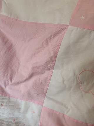 Lote protector cuna + colcha ajustable + almohadon