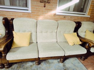 Sillones de madera en buenas condiciones