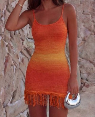 Vestido naranja y amarillo con flecos