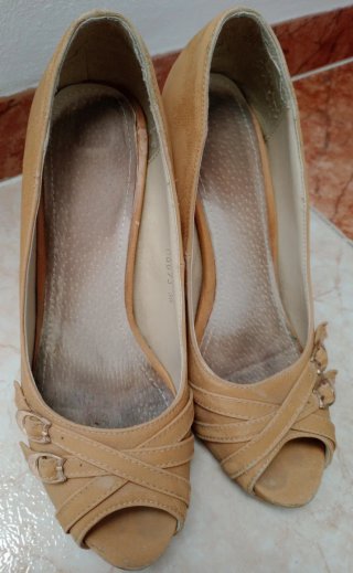 Tacones camel con tiras cruzadas