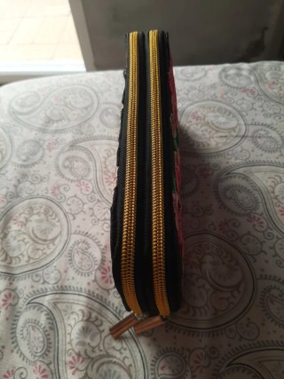 Cartera negra bordada flores rosas doble