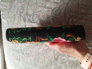Cartera negra bordada flores rosas doble