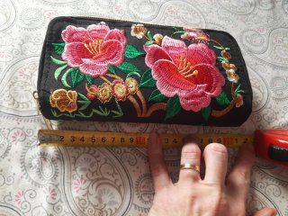 Cartera negra bordada flores rosas doble