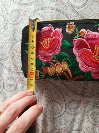 Cartera negra bordada flores rosas doble