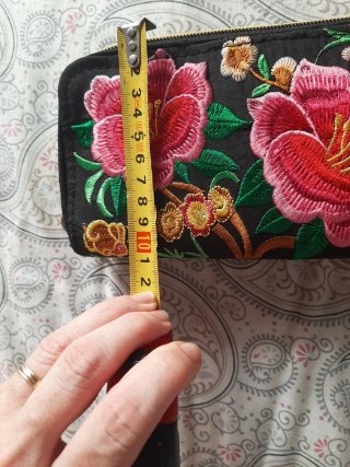 Cartera negra bordada flores rosas doble
