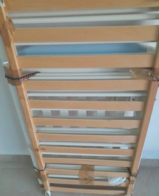 Cuna de madera blanca