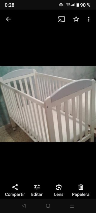 Cuna de madera blanca