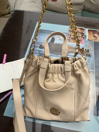 Bolso Beige Acolchado con Logo Dorado