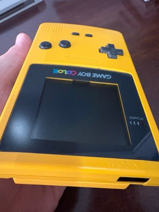 Game Boy Color + Pokémon Amarillo