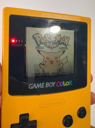 Game Boy Color + Pokémon Amarillo