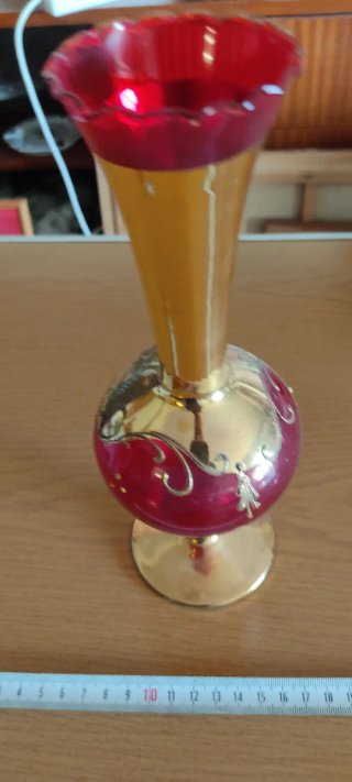 Jarrón de cristal dorado y rojo