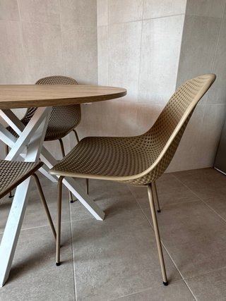 Mesa redonda Kave Home y 4 sillas