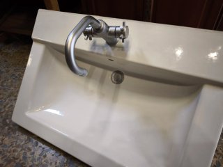 Lavabo grande de porcelana blanco con grifería