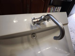 Lavabo grande de porcelana blanco con grifería