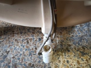 Lavabo grande de porcelana blanco con grifería