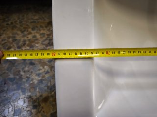 Lavabo grande de porcelana blanco con grifería