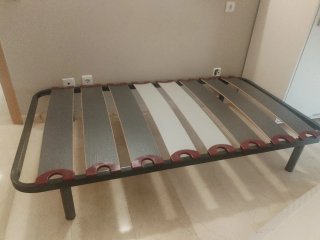 Somier metálico y de madera y colchón