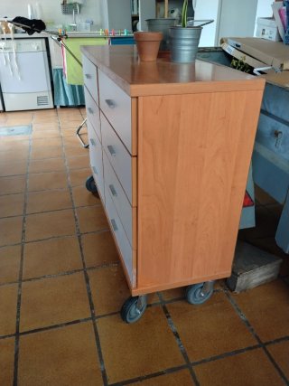Cajonera de madera con ruedas ,está muy bien ,