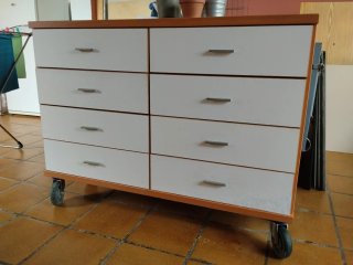 Cajonera de madera con ruedas ,está muy bien ,