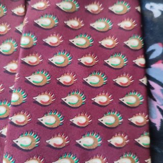 Corbata burdeos con estampado erizos de Ferragamo