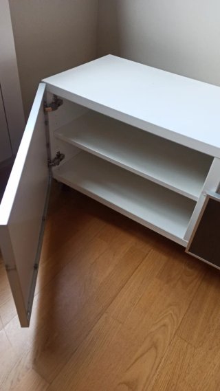Mueble bajo BESTA IKEA con ruedas