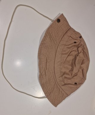 Sombrero pescador beige con cordón