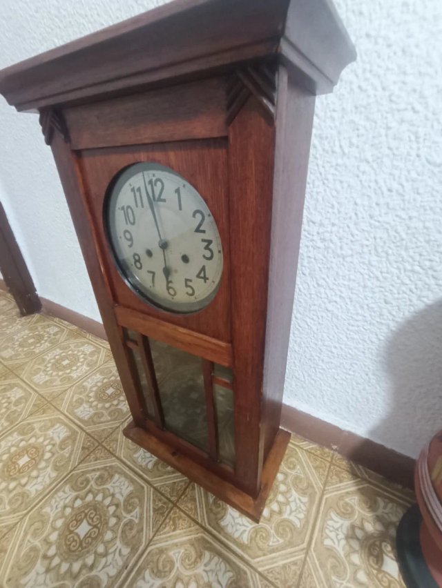 Reloj de pared antiguo de madera