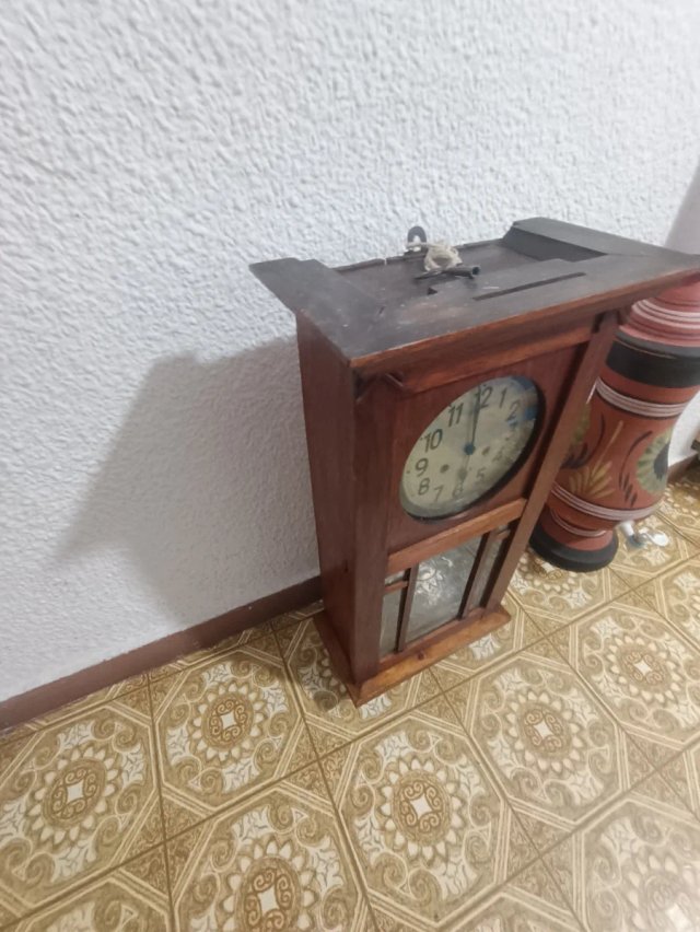 Reloj de pared antiguo de madera