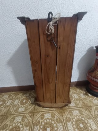 Reloj de pared antiguo de madera
