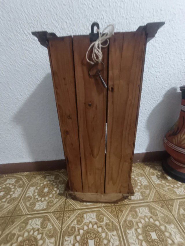 Reloj de pared antiguo de madera