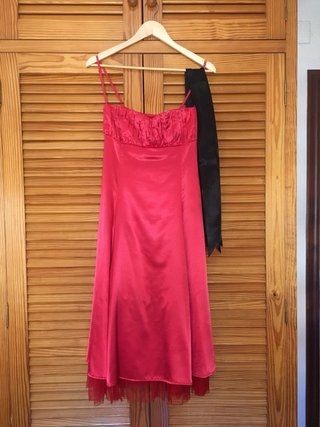 Vestido rojo cóctel con lazo negro