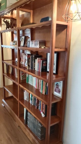 Librería o estantería de madera clara