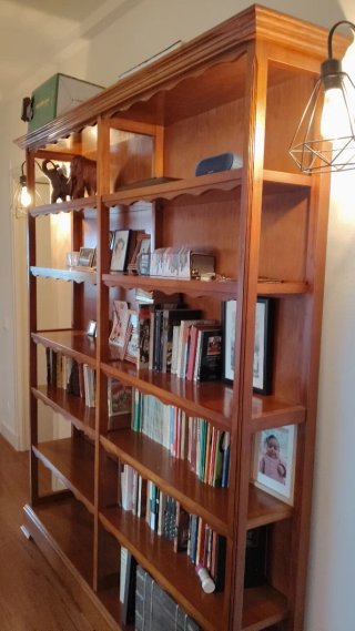 Librería o estantería de madera clara