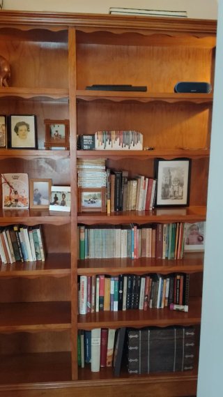 Librería o estantería de madera clara