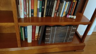 Librería o estantería de madera clara