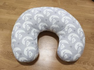 Cojín de lactancia estampado lunas