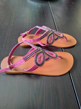 Sandalias planas con pedrería