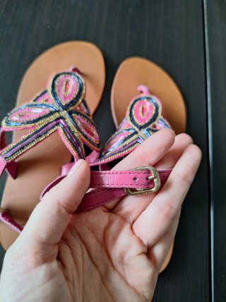 Sandalias planas con pedrería
