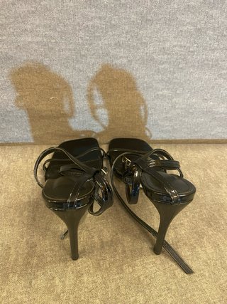 Sandalias Tacón Charol Negro Minimalistas