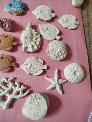 Oggetti in biscotto bianco o rosso da smaltare