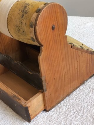 MUNDILLO MAQUINA DE ENCAJE CON 66 BOLILLOS