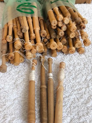 MUNDILLO MAQUINA DE ENCAJE CON 66 BOLILLOS