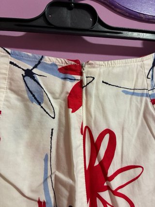 Falda midi estampada flores rojas