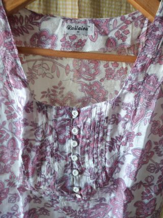 Blusa estampada floral rosa y blanca talla M