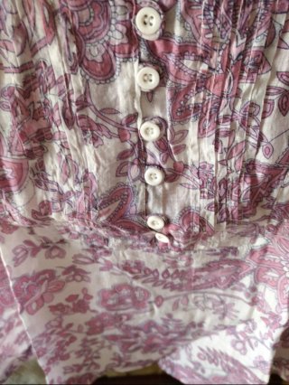 Blusa estampada floral rosa y blanca talla M