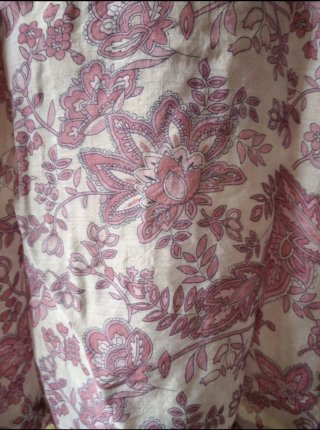 Blusa estampada floral rosa y blanca talla M