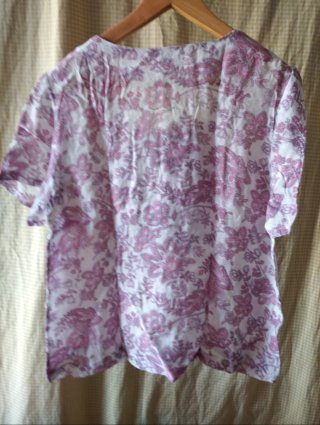 Blusa estampada floral rosa y blanca talla M