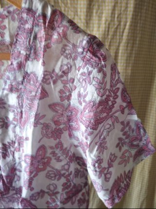 Blusa estampada floral rosa y blanca talla M